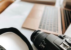 Laptop, camera, desk — Alexander Casino - Meilleur Casino en Ligne France.2313