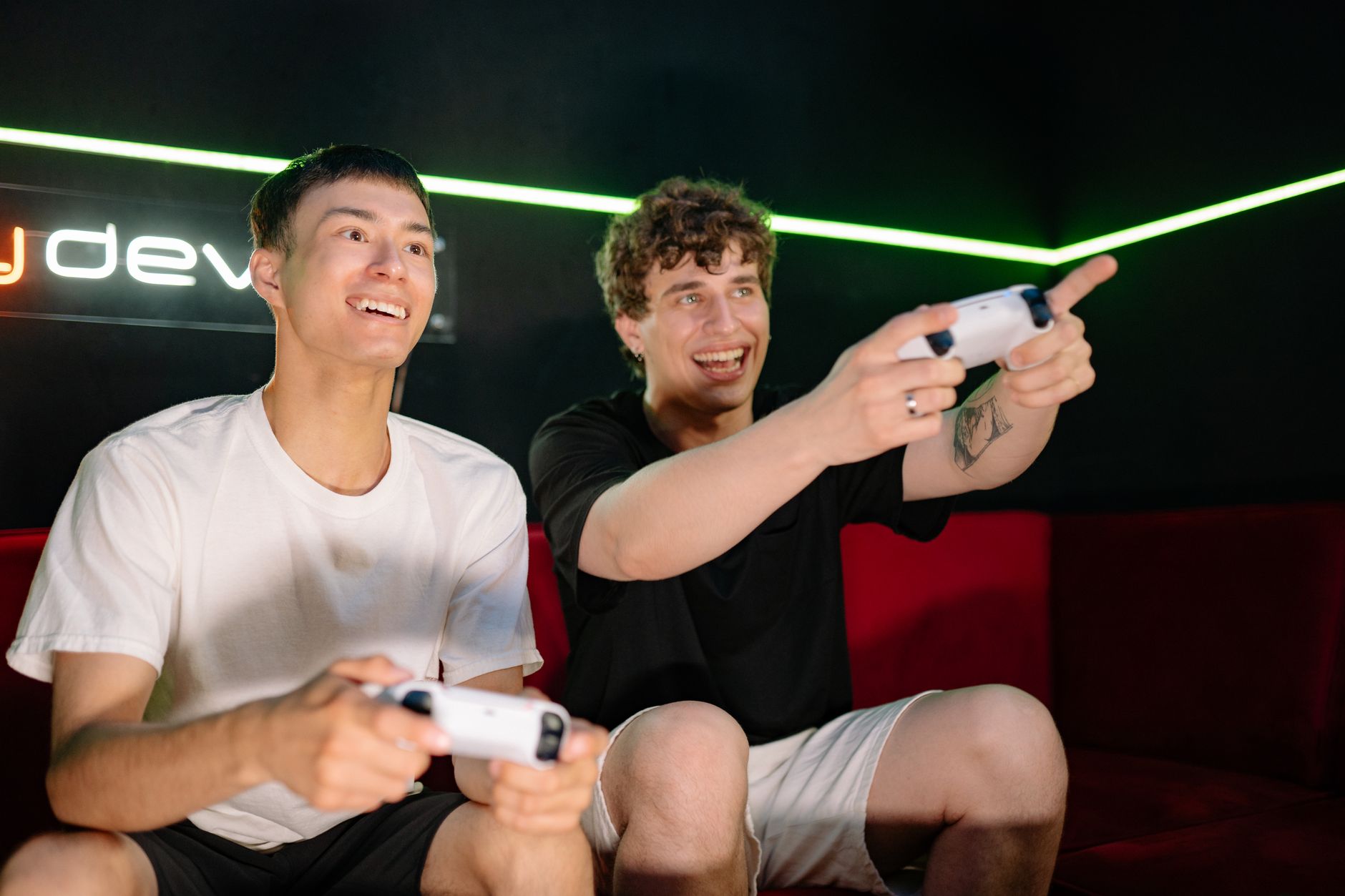 Two young men playing video games indoors, having fun and engaging with controllers. — Betting Sider & Bookmakere Uden Dansk