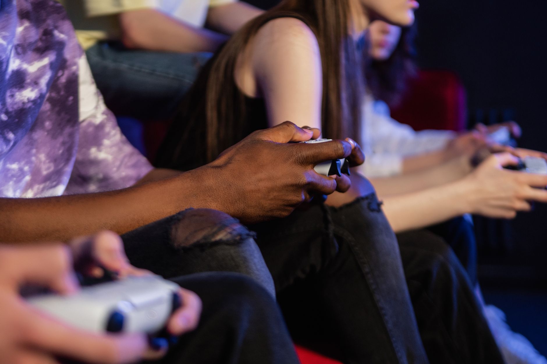 Teens playing video games with controllers, focused and engaged. — Casino Uden Mitid Bedste Casinoer Uden Mitid I 2025