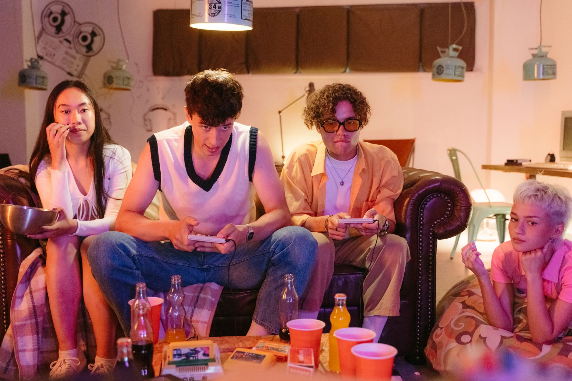 A group of diverse friends enjoying video games in a cozy living room setting. — Comentarios sobre la Trembolona Acetato: Efe