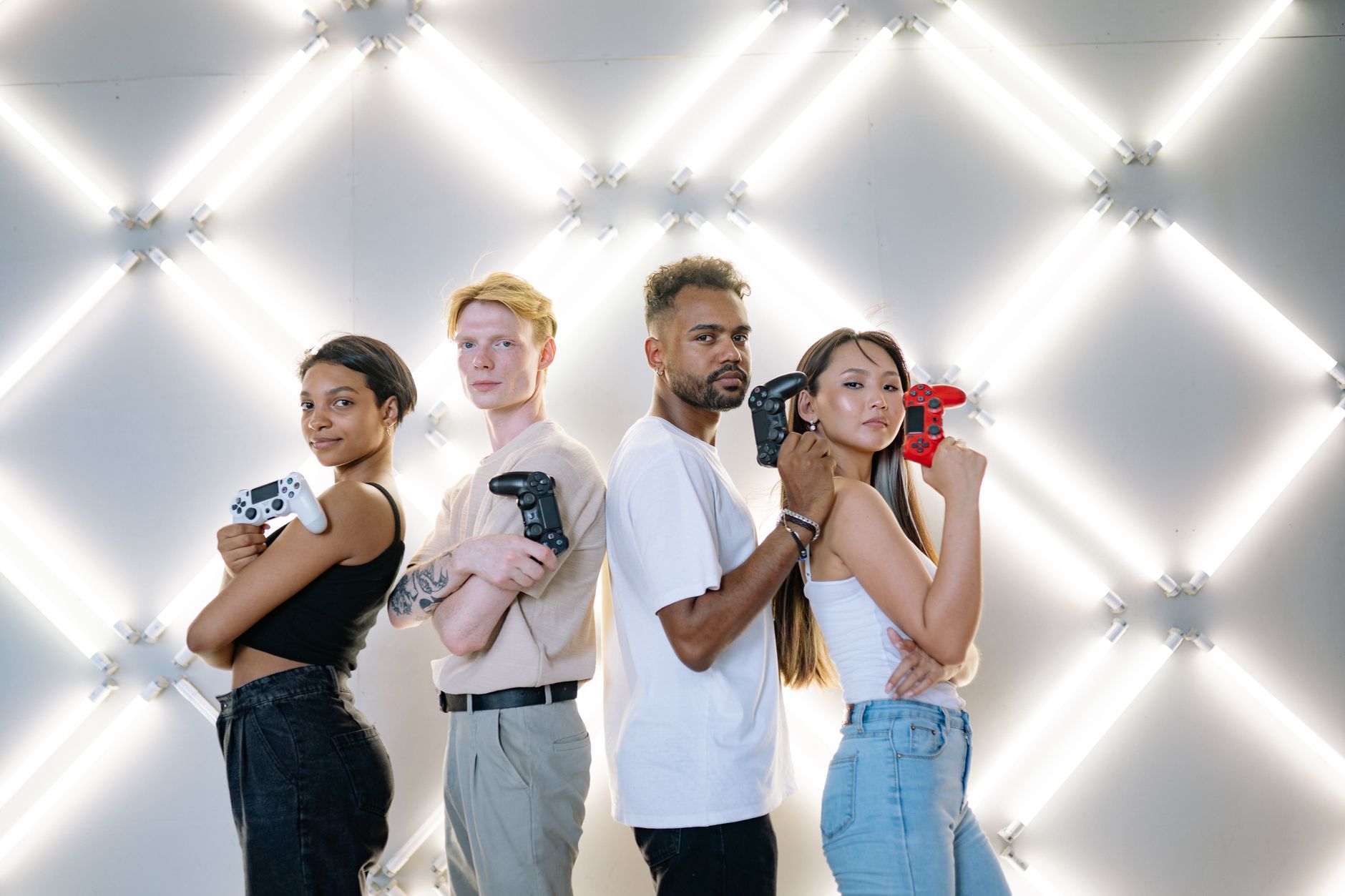 Four diverse friends posing confidently with game controllers against a modern LED backdrop. — Comentarios sobre la Trembolon