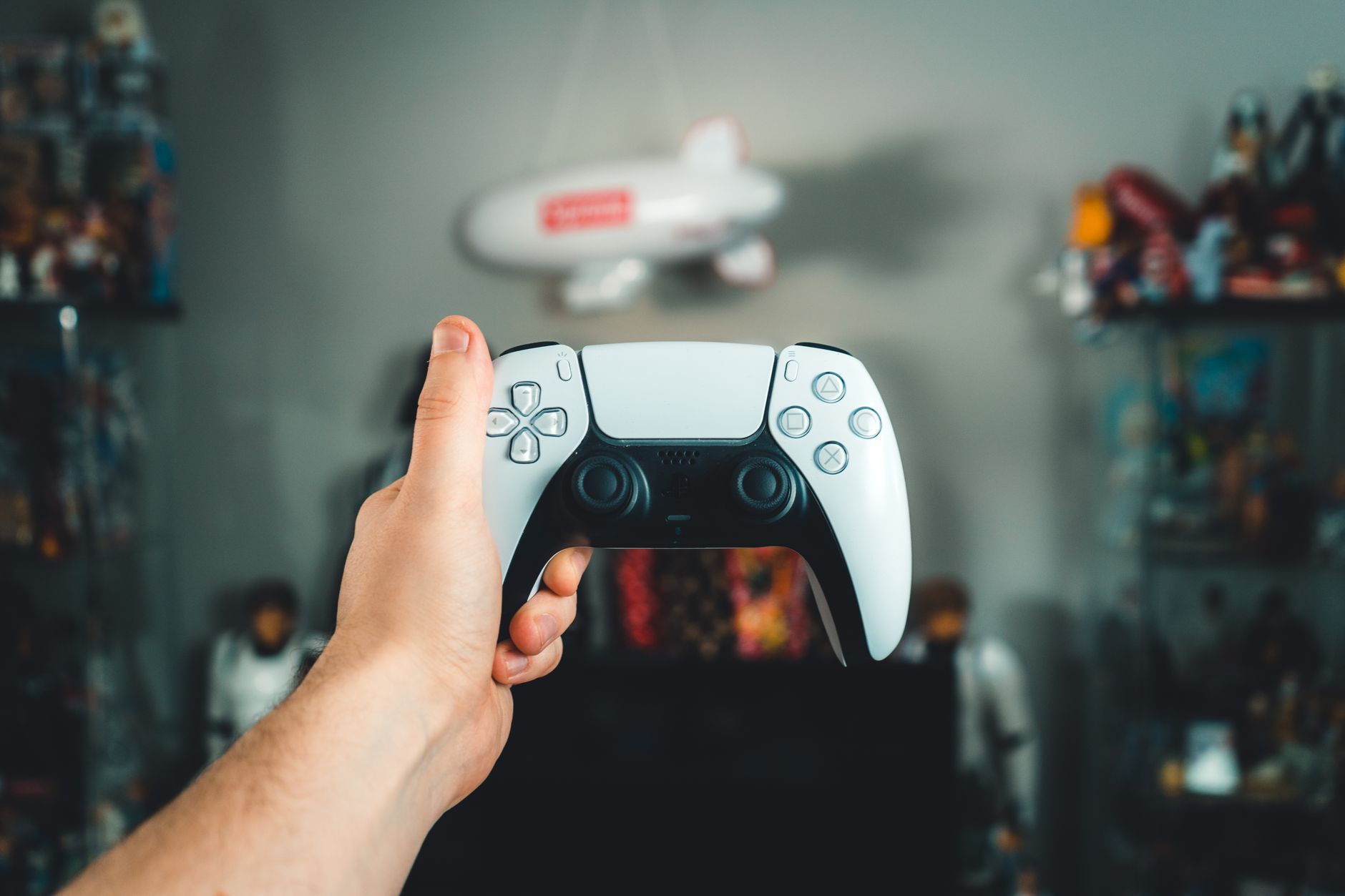 A close-up of a hand holding a sleek white gaming controller, showcasing modern design. — De 6 Bedste Udenlandske Casinoer Ud